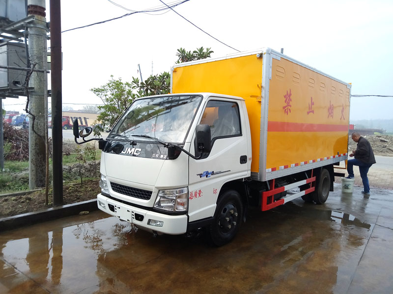 江鈴4.1米(藍(lán)牌)易燃固體廂式車(chē)