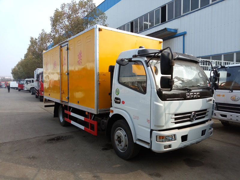 多利卡5.1米(6.4噸)液體廂式車(chē)