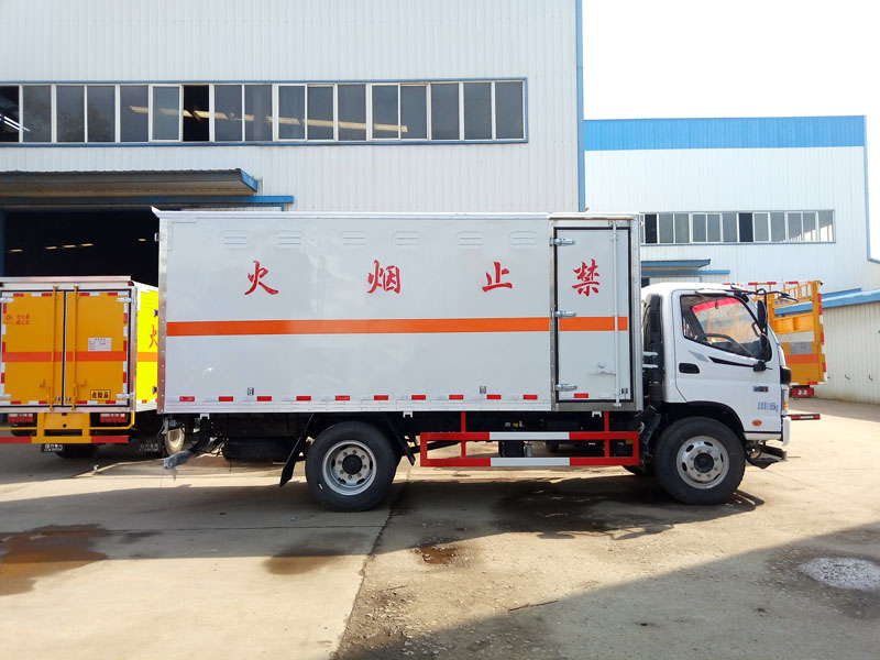 福田5.1米(6.9噸)腐蝕品廂式車(chē)