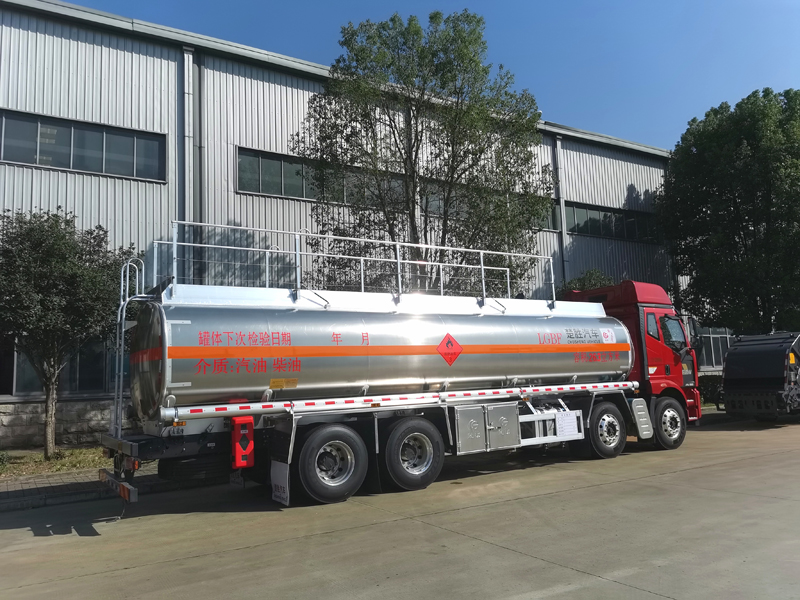 國六解放前四后八油車